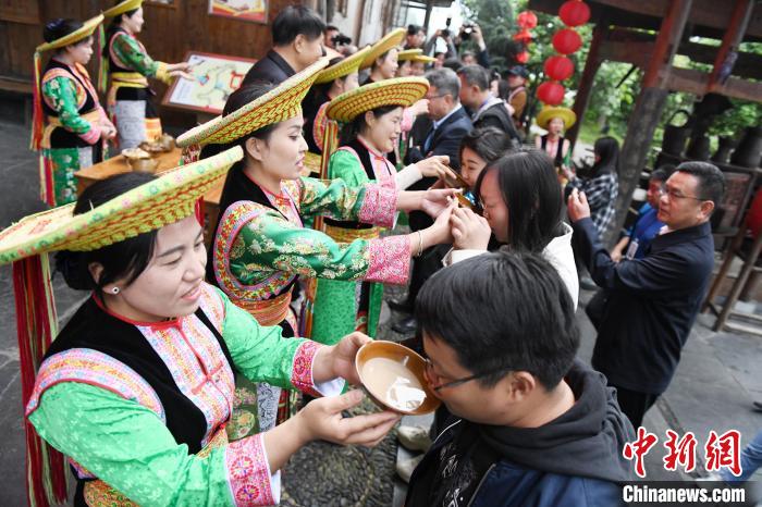 楓香瑤寨村民用攔門酒熱情迎接客人?！钊A峰 攝