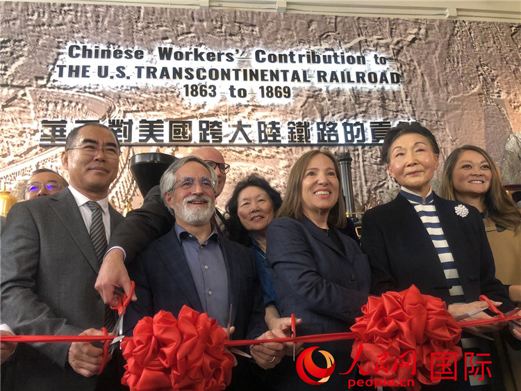 圖為（從右到左）方李邦琴、加州副州長(zhǎng)康依蓮、舊金山市議長(zhǎng)佩斯金、中國(guó)駐舊金山副總領(lǐng)事潘慶江在剪彩。人民網(wǎng)記者 鄧圩攝