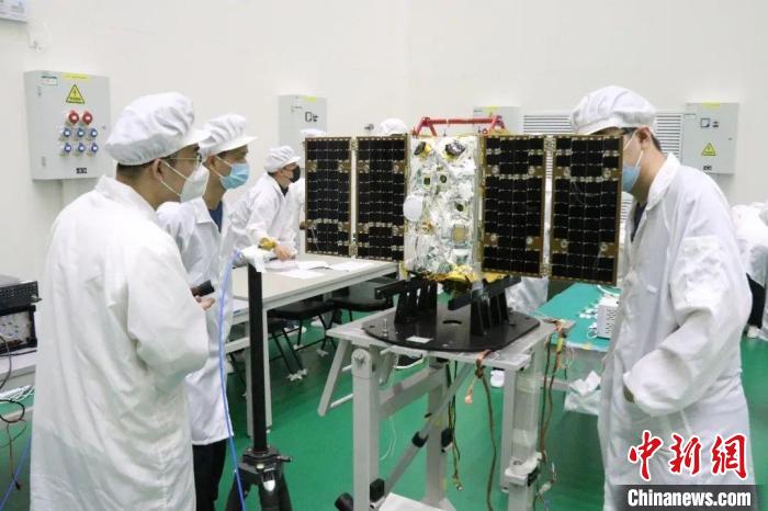 圖為大連1號—連理衛(wèi)星試驗中?！〈筮B理工大學(xué)供圖