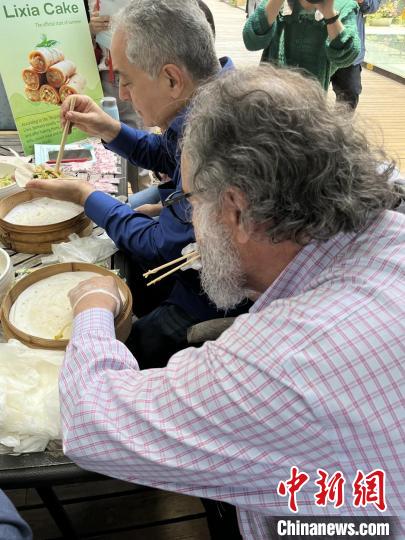 外交官們體驗(yàn)做立夏餅?！∪A東師范大學(xué)供圖
