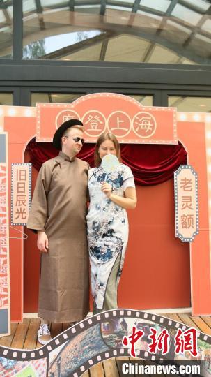外交官們的上海風(fēng)韻時(shí)裝秀?！∪A東師范大學(xué)供圖