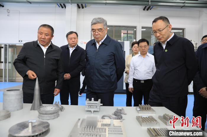 民進(jìn)中央常務(wù)副主席朱永新率調(diào)研組赴四川開(kāi)展重點(diǎn)考察調(diào)研。圖為在四川工程職業(yè)技術(shù)學(xué)院考察調(diào)研?！∶襁M(jìn)中央供圖