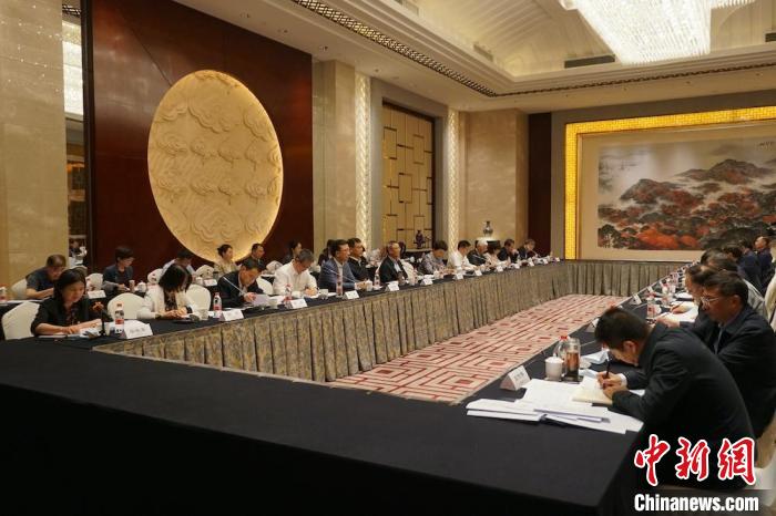 民進(jìn)中央主席蔡達(dá)峰近日率調(diào)研組赴江蘇開(kāi)展重點(diǎn)考察調(diào)研。圖為在調(diào)研座談會(huì)現(xiàn)場(chǎng)?！∶襁M(jìn)中央供圖