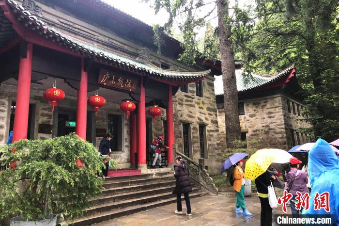 圖為在廬山抗戰(zhàn)博物館外，有不少等待參觀的游客?！蛆i泉 攝