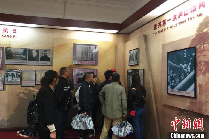圖為游客在廬山抗戰(zhàn)博物館內(nèi)參觀。　吳鵬泉 攝