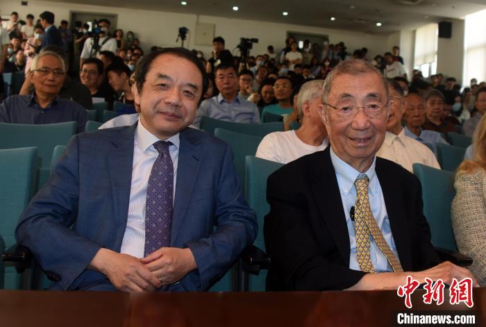 高能論壇開始前，丁肇中先生(右)與主持論壇的中科院高能所所長王貽芳院士合影。　<a target='_blank' href='/'><p  align=