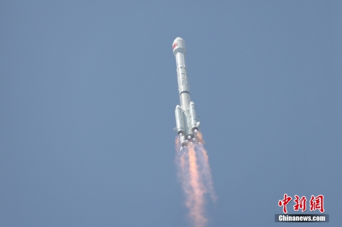 5月17日10時(shí)49分，我國(guó)在西昌衛(wèi)星發(fā)射中心用長(zhǎng)征三號(hào)乙運(yùn)載火箭，成功發(fā)射第五十六顆北斗導(dǎo)航衛(wèi)星。該衛(wèi)星屬地球靜止軌道衛(wèi)星，是我國(guó)北斗三號(hào)工程的首顆備份衛(wèi)星。入軌并完成在軌測(cè)試后，將接入北斗衛(wèi)星導(dǎo)航系統(tǒng)。此次發(fā)射是北斗三號(hào)工程高密度組網(wǎng)之后，時(shí)隔3年的首發(fā)任務(wù)。朱磊 攝