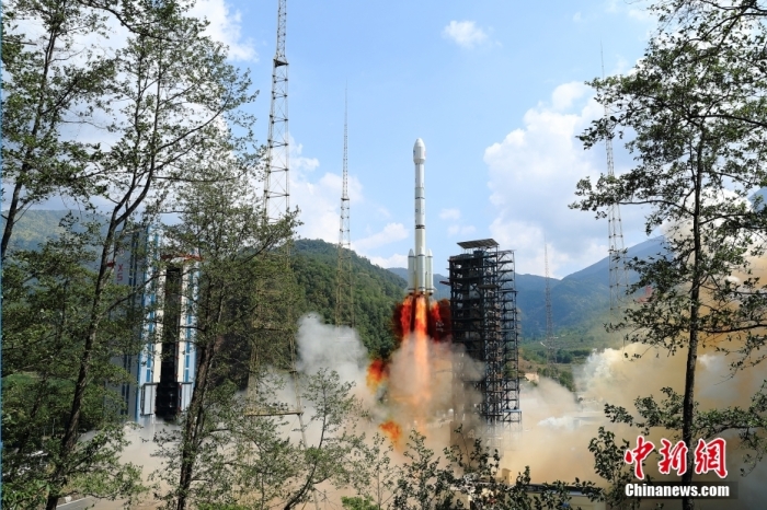 5月17日10時(shí)49分，我國(guó)在西昌衛(wèi)星發(fā)射中心用長(zhǎng)征三號(hào)乙運(yùn)載火箭，成功發(fā)射第五十六顆北斗導(dǎo)航衛(wèi)星。該衛(wèi)星屬地球靜止軌道衛(wèi)星，是我國(guó)北斗三號(hào)工程的首顆備份衛(wèi)星。入軌并完成在軌測(cè)試后，將接入北斗衛(wèi)星導(dǎo)航系統(tǒng)。此次發(fā)射是北斗三號(hào)工程高密度組網(wǎng)之后，時(shí)隔3年的首發(fā)任務(wù)。楊志遠(yuǎn) 攝