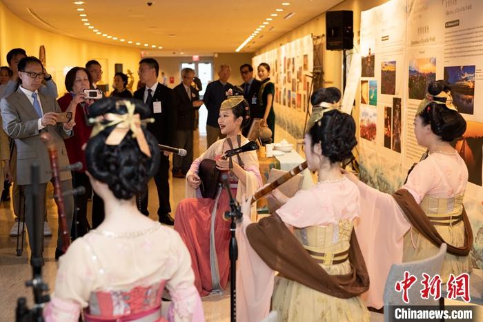 當?shù)貢r間5月19日，中國常駐聯(lián)合國代表團、中國文化和旅游部、泉州市人民政府在紐約聯(lián)合國總部聯(lián)合舉辦“茶和天下·雅集”主題展覽和招待會。圖為展覽現(xiàn)場泉州南音表演。 <a target='_blank' href='/' _fcksavedurl='/'><p  align=