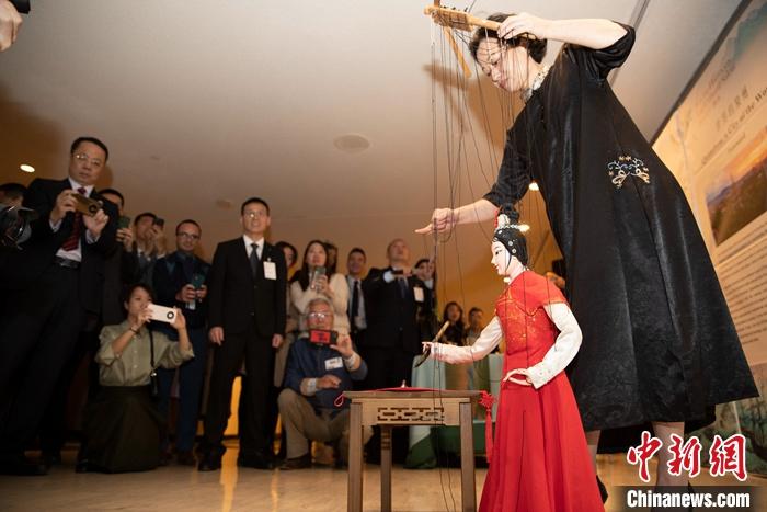 當?shù)貢r間5月19日，中國常駐聯(lián)合國代表團、中國文化和旅游部、泉州市人民政府在紐約聯(lián)合國總部聯(lián)合舉辦“茶和天下·雅集”主題展覽和招待會。圖為展覽表演泉州提線木偶寫書法。 <a target='_blank' href='/' _fcksavedurl='/'><p  align=