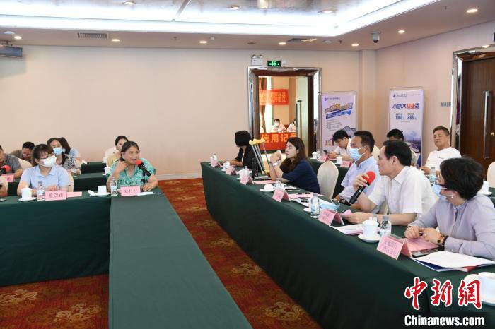 圖為中國(guó)銀行廣西分行代表在回應(yīng)桂林歸義生態(tài)農(nóng)業(yè)有限公司總經(jīng)理夏月紅的貸款需求?！∈Y雪林 攝
