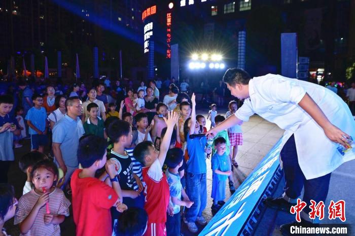 2023年鷹潭市“好奇心”科普節(jié)吸引了不少孩子踴躍參與?！≈鬓k方 供圖