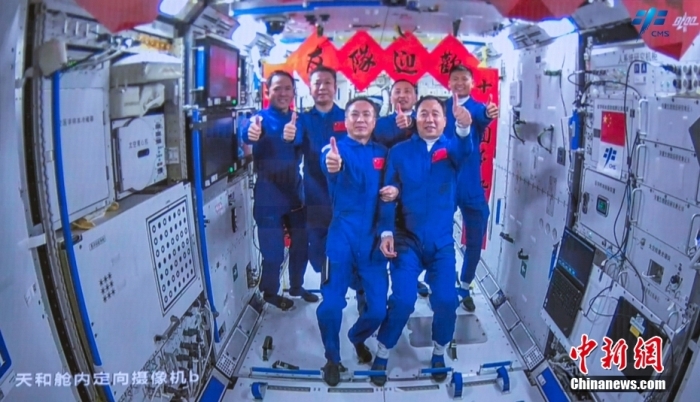 圖為神舟十五號航天員乘組與神舟十六號航天員乘組“全家?！薄Ｖ袊d人航天工程辦公室 供圖
