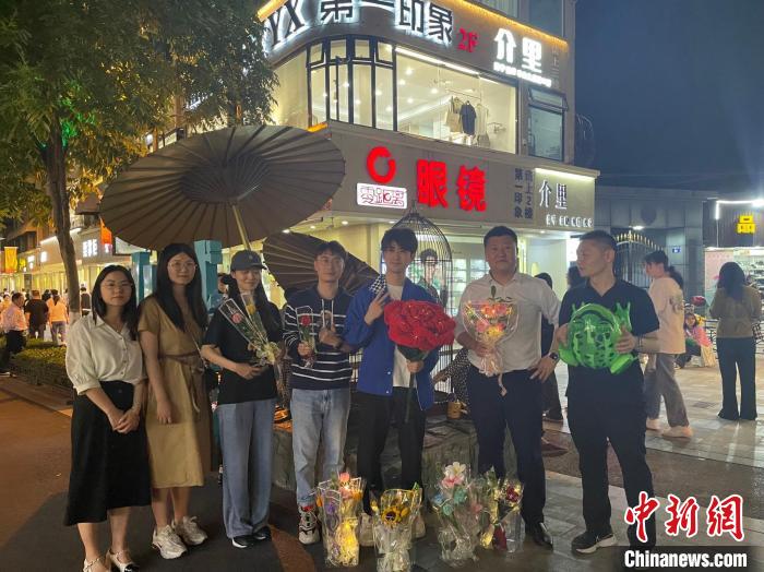 在東陽橫店，宣講團導(dǎo)師、成員與橫店演員(右三)合影。　 東陽市融媒體中心 供圖