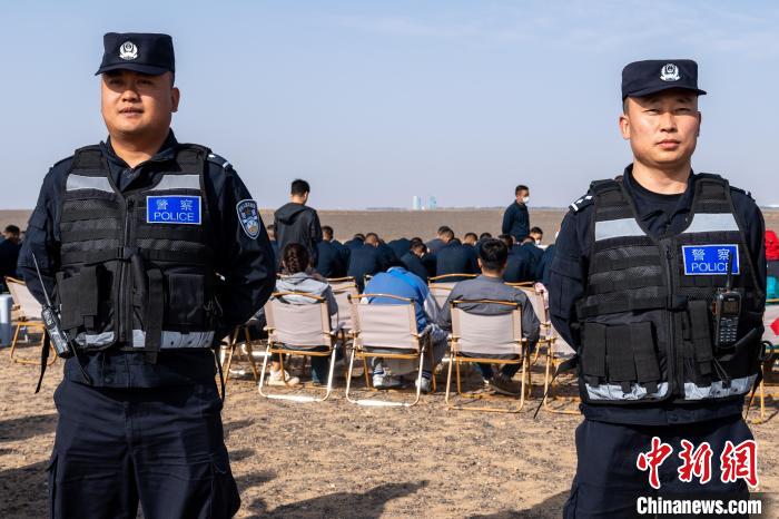 圖為承擔神舟十六號載人飛船安保任務(wù)的移民管理警察。　牛鑫 攝