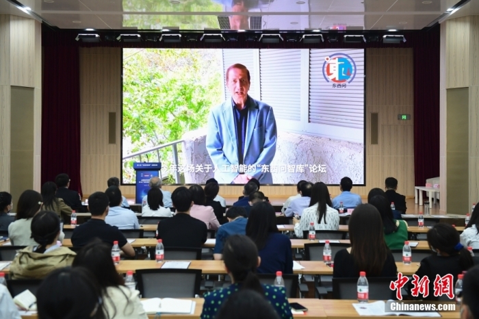 5月30日，<a target='_blank' href='/'>中新社</a>第二屆“東西問智庫”主題論壇在北京舉行，多位中外專家圍繞“AI革命與文明進化”展開討論。圖為美國加州理工學院電氣工程和計算機科學教授、人工智能專家亞瑟·阿布-穆斯塔法通過視頻在論壇上作主旨演講。<a target='_blank' href='/'>中新社</a>記者 田雨昊 攝