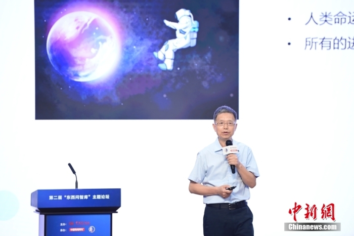 5月30日，<a target='_blank' href='/'>中新社</a>第二屆“東西問智庫”主題論壇在北京舉行，多位中外專家圍繞“AI革命與文明進化”展開討論。圖為北京大學新聞與傳播學院教授胡泳在論壇上作主旨演講。<a target='_blank' href='/'>中新社</a>記者 田雨昊 攝
