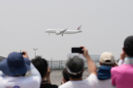 5月28日，C919首個商業(yè)航班東航MU9191飛抵北京首都國際機(jī)場。新華社記者鞠煥宗攝