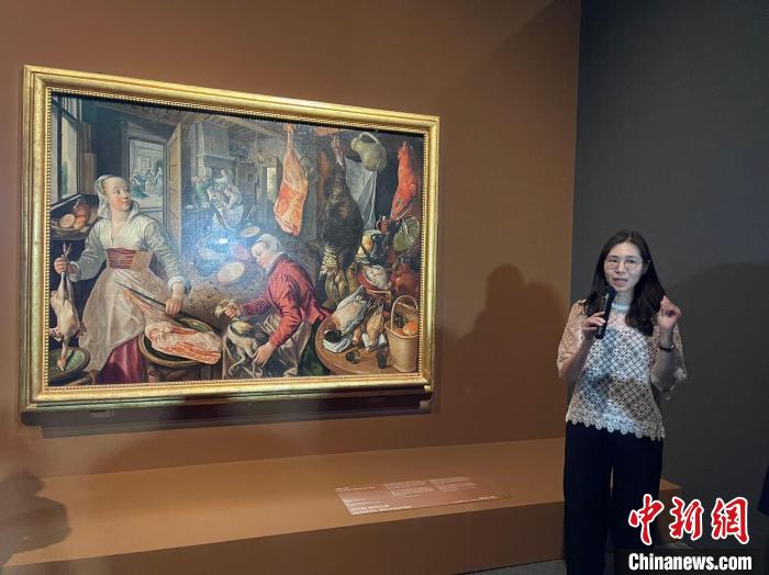 當(dāng)?shù)貢r(shí)間6月1日，韓國(guó)國(guó)立中央博物館講解員在向游客講解畫作?！∪f(wàn)佳欣 攝
