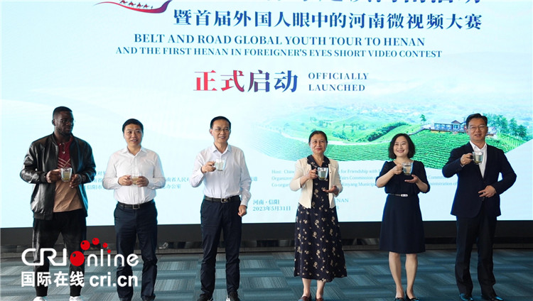 與會(huì)嘉賓共同舉杯啟動(dòng)活動(dòng)。賈親親 攝