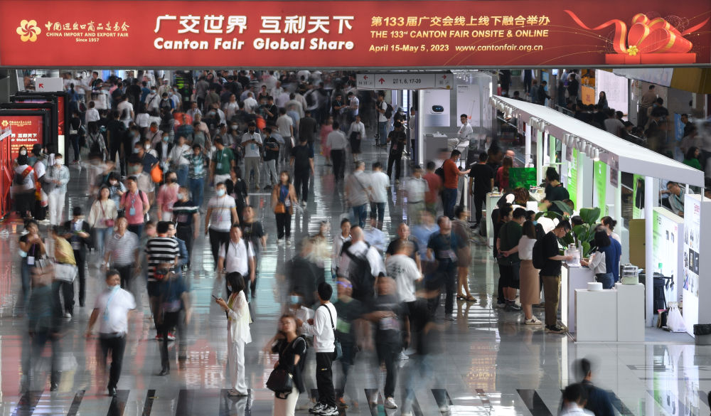 這是4月15日拍攝的廣交會現(xiàn)場。第133屆中國進出口商品交易會（廣交會）全面恢復線下展，吸引220多個國家和地區(qū)的數(shù)十萬采購商報名參會。新華社記者 鄧華 攝