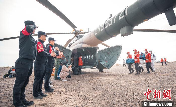 圖為阿拉善邊境管理支隊民警目送航天員登機離開?！缇?攝