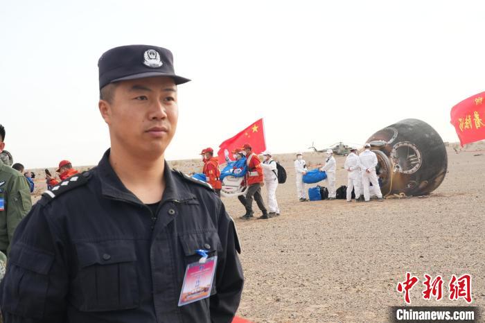 圖為阿拉善邊境管理支隊民警在著陸場開展安保工作?！埥?攝