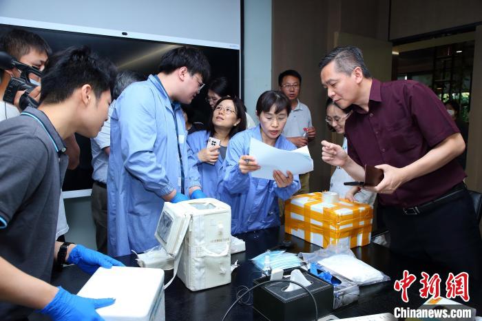 科研人員清點(diǎn)、查看隨神舟十五號(hào)返回地面的空間科學(xué)實(shí)驗(yàn)樣品?！≈锌圃嚎臻g應(yīng)用中心 供圖