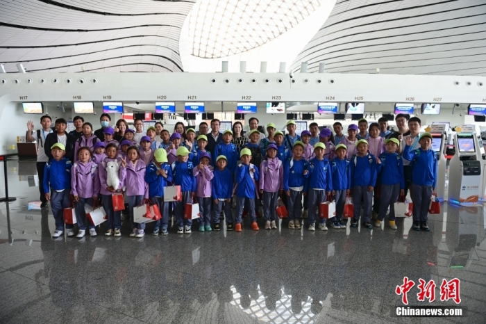 6月4日清晨，在數(shù)天充實(shí)的行程之后，“青海玉樹(shù)藏族青少年北京行”活動(dòng)的40名藏族孩子踏上了歸程。圖為藏族孩子們?cè)跈C(jī)場(chǎng)合影留念。<a target='_blank' href='/' _fcksavedurl='/'><p  align=