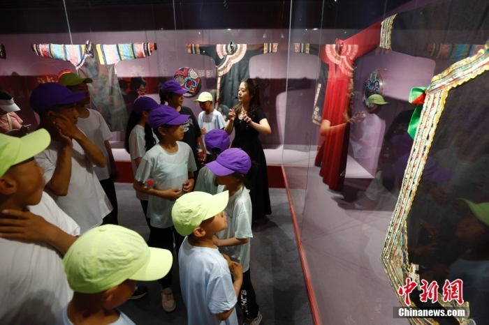 圖為藏族青少年們參觀民族博物館。<a target='_blank' href='/' _fcksavedurl='/'><p  align=