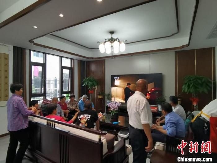 親友們集中在費俊龍家中觀看返程的視頻?！＄娚?攝