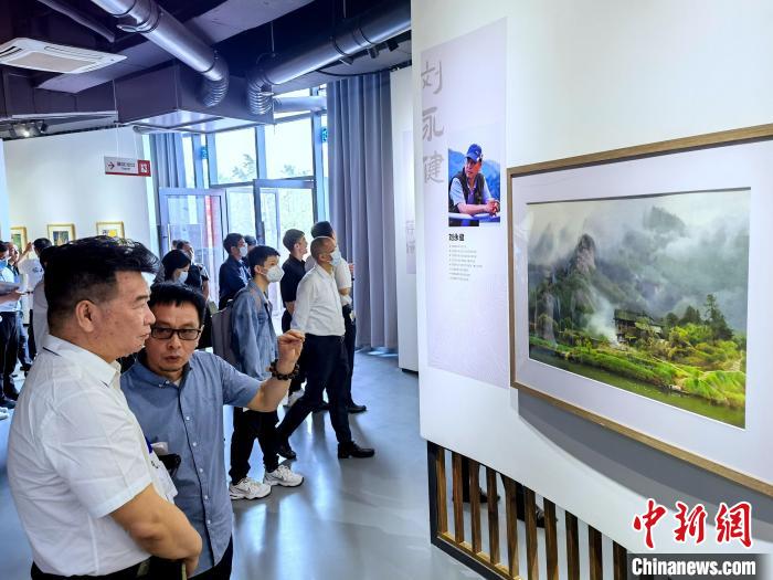 海峽兩岸藝術(shù)家畫展上，藝術(shù)家進(jìn)行藝術(shù)交流。　付敬懿 攝