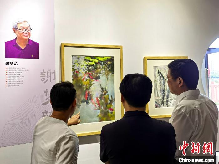“求同存藝——海峽兩岸藝術(shù)家畫展”展出百余幅兩岸藝術(shù)家畫作?！「毒窜?攝