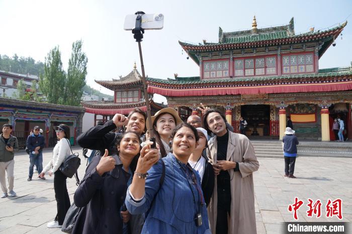圖為外國記者在塔爾寺合影?！●R銘言 攝