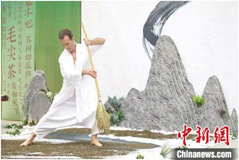 圖為《信陽毛尖·茶舞》沉浸式藝術表演。　信陽市委宣傳部供圖