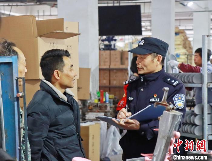 3月30日，大興派出所民警來到轄區(qū)中小企業(yè)，開展“為民為企為項(xiàng)目”走訪活動(dòng)?！『戏示焦﹫D