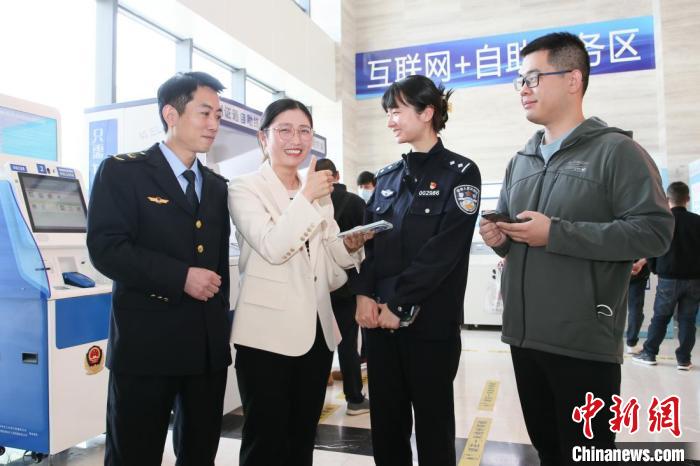 4月10日，安徽合肥，一家運(yùn)輸企業(yè)負(fù)責(zé)人在工作人員的指導(dǎo)下，使用小程序辦理車管業(yè)務(wù)。　合肥警方供圖