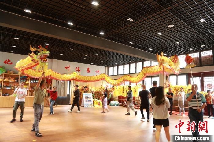 臺胞臺屬體驗舞龍?！≈芪的裙﹫D