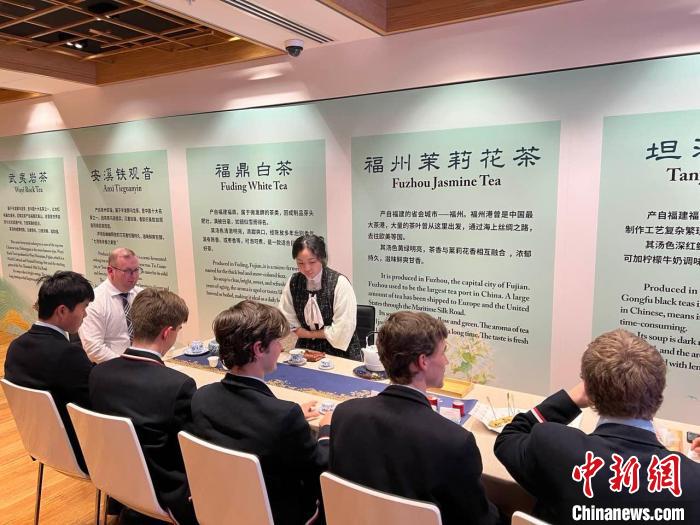 澳大利亞悉尼中學(xué)生參加“茶和天下”雅集文化體驗(yàn)活動(dòng)。　顧時(shí)宏 攝