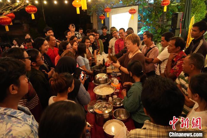 現(xiàn)場包粽子教學。陶暹光攝