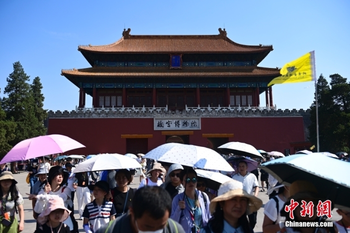 6月22日，北京，游客從故宮博物院神武門走出。當(dāng)日是端午節(jié)假期首日，北京旅游景區(qū)游客眾多。<a target='_blank' href='/'><p  align=