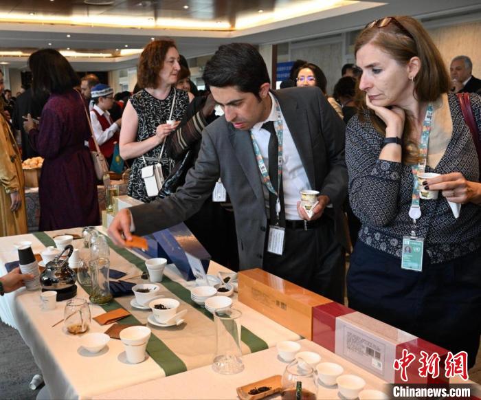 現(xiàn)場(chǎng)觀眾觀看中國(guó)展臺(tái)茶藝表演、了解茶文化?！【笜?shù) 攝