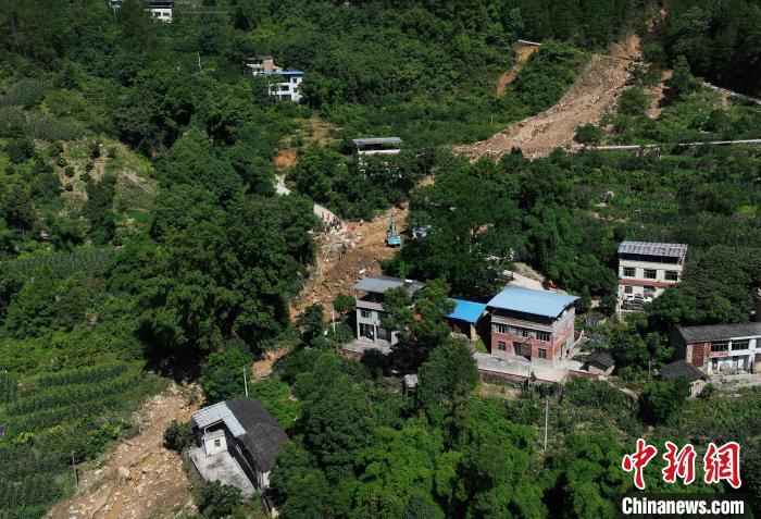 圖為航拍重慶萬州救援現(xiàn)場。　陳超 攝