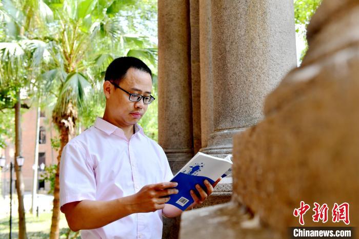 圖為福建師范大學教育學院臺灣教師陳昭志正在看書。　呂明 攝