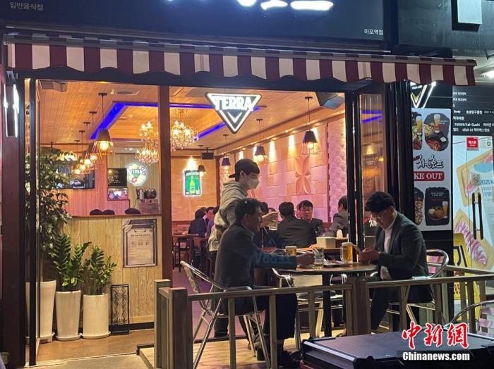 資料圖：韓國首爾市民在餐館用餐。 <a target='_blank' href='/' _fcksavedurl='/'><p  align=