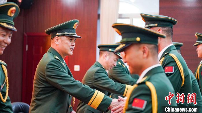 首長為晉銜官兵頒發(fā)任命狀?！堨狭?攝