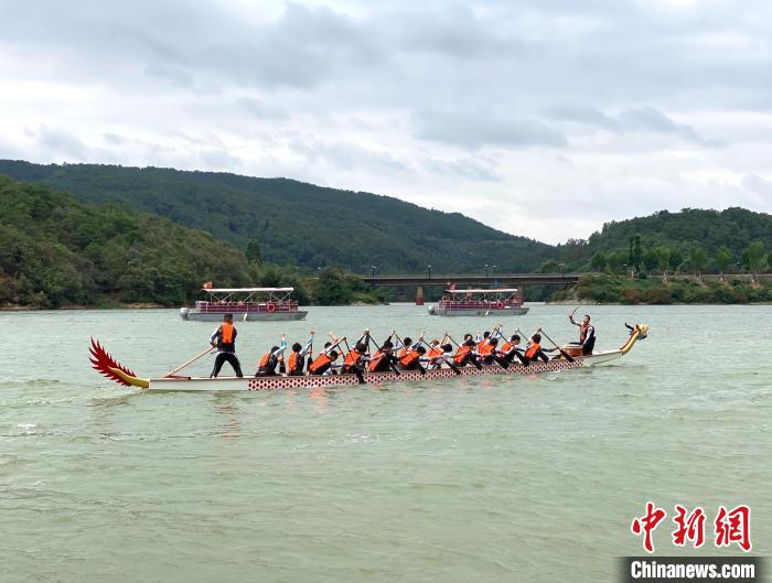 圖為龍舟賽活動(dòng)。　陳靜 攝