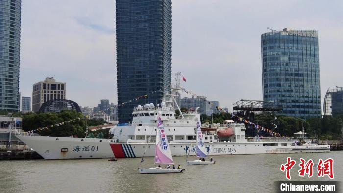 海事巡航救助船“海巡01”輪停靠國客碼頭，向公眾免費(fèi)開放。　朱秋祉傲 攝