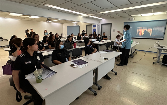 菲律賓移民局官員在移民局總部培訓班參加中文學習。中國駐菲律賓大使館供圖。