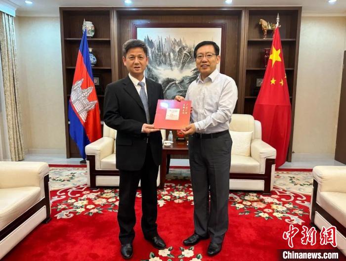 7月12日下午，中國(guó)駐柬埔寨大使王文天在金邊會(huì)見(jiàn)援柬中醫(yī)醫(yī)療隊(duì)。　中國(guó)駐柬埔寨大使館微信公眾號(hào) 攝